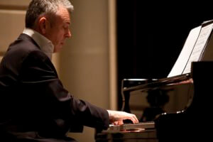 Malcolm Martineau at the piano 