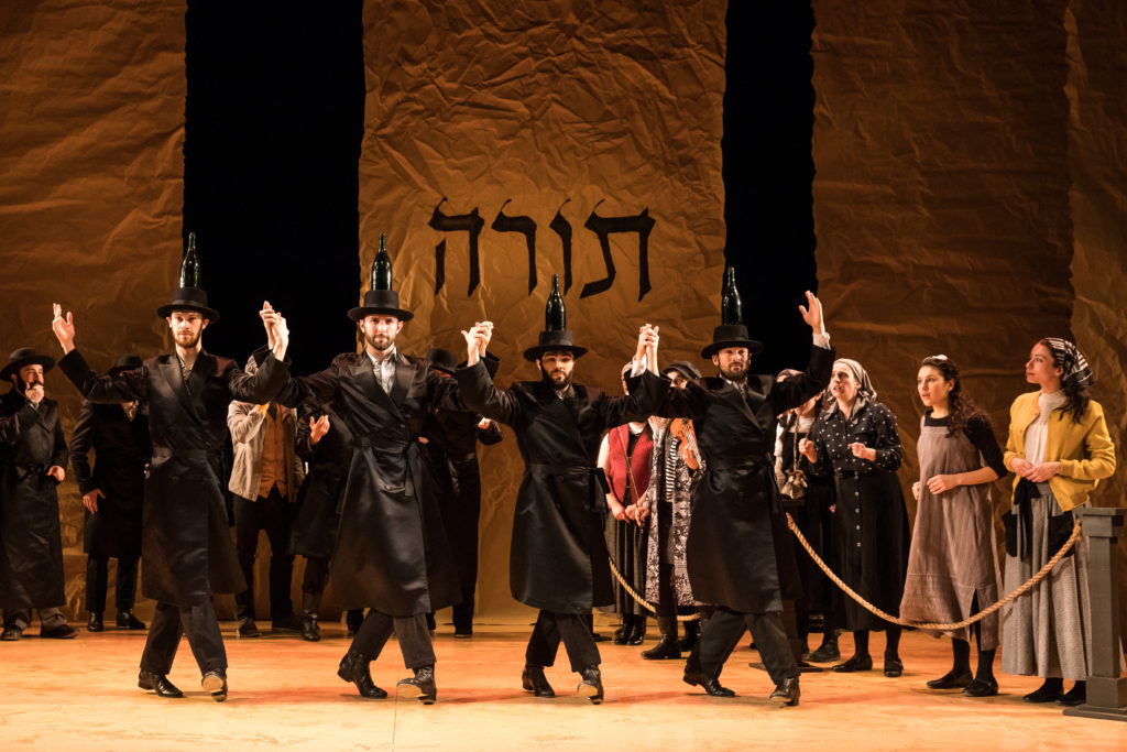 The company of Fiddler on the Roof in Yiddish